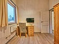 Kinderzimmer mit Schreibtisch im Haus 249